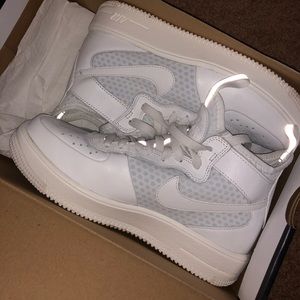 White high top women’s nike’s. worn once !!